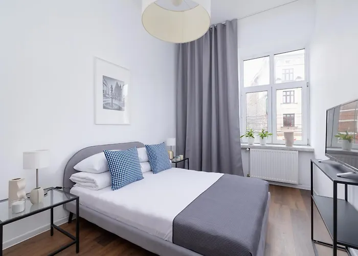 2-Bedroom Apartment With Balcony - Dluga 65 Street